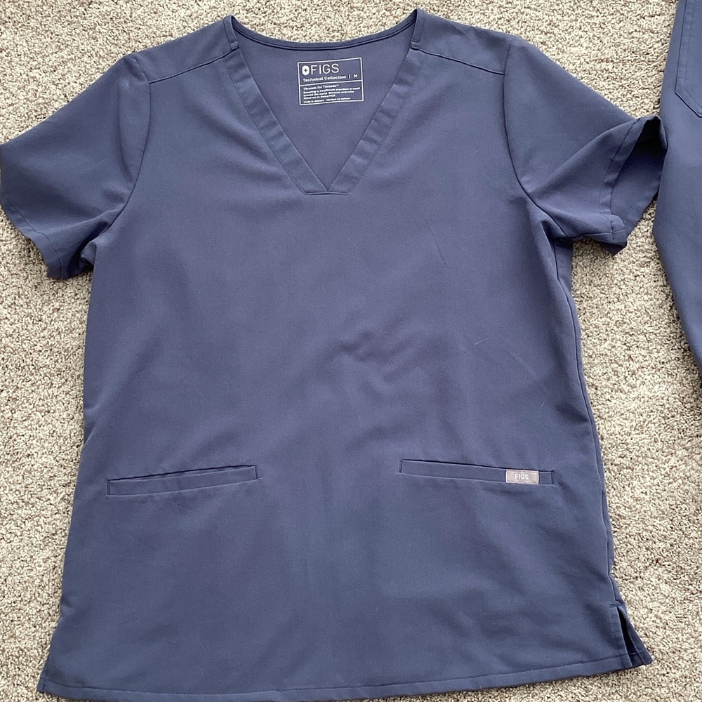 Figs slate gray women’s scrub top and bottom